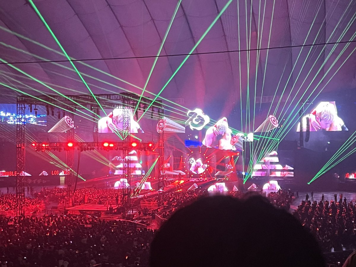 dazeyfunkJr's tweet photo. モニターとレーザーはなんぼあってもいいですからね！今年のイッテンヨンも演出がすごくかっこよかった！！
#njpw https://t.co/bAI97Ltokb