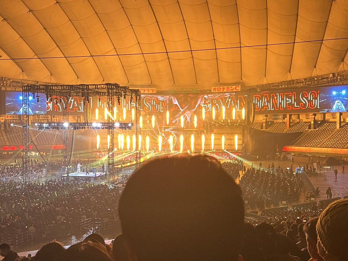 dazeyfunkJr's tweet photo. モニターとレーザーはなんぼあってもいいですからね！今年のイッテンヨンも演出がすごくかっこよかった！！
#njpw https://t.co/bAI97Ltokb