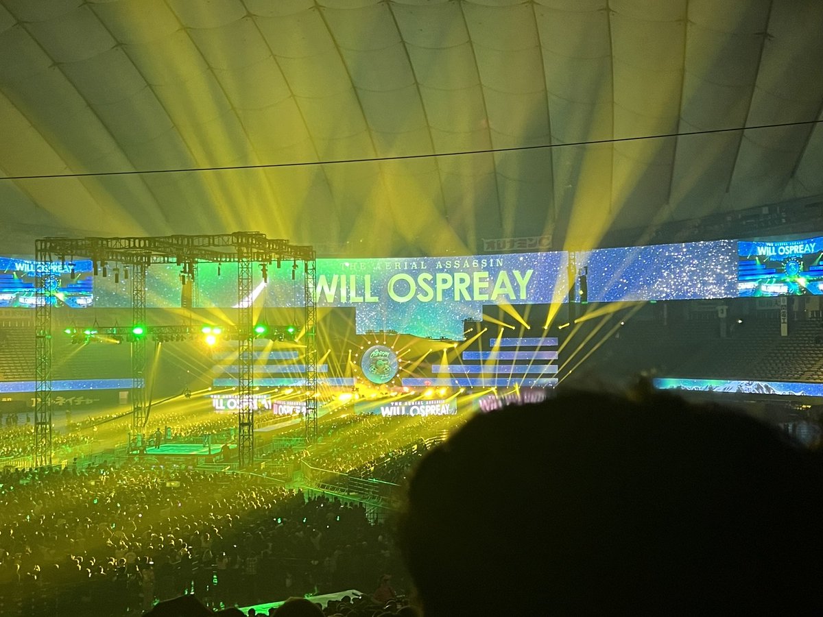 dazeyfunkJr's tweet photo. モニターとレーザーはなんぼあってもいいですからね！今年のイッテンヨンも演出がすごくかっこよかった！！
#njpw https://t.co/bAI97Ltokb