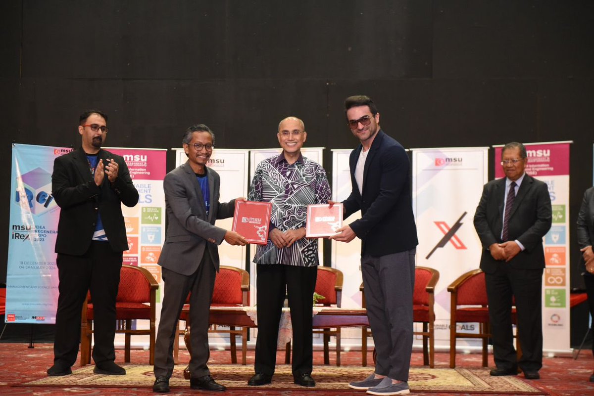 MohdShukriYajid's tweet photo. Witnessed the MOU exchanges between @MSUmalaysia and industry partners, in conjunction with MSU's #16thiReX. Sealing the collaborative efforts in learning experiences, research, and commercialization, among others. Thanks for the ongoing support. @msumalaysiaFISE #UIAP https://t.co/EudRqKmGu5