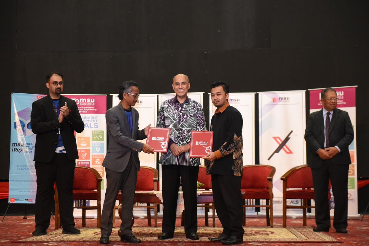 MohdShukriYajid's tweet photo. Witnessed the MOU exchanges between @MSUmalaysia and industry partners, in conjunction with MSU's #16thiReX. Sealing the collaborative efforts in learning experiences, research, and commercialization, among others. Thanks for the ongoing support. @msumalaysiaFISE #UIAP https://t.co/EudRqKmGu5