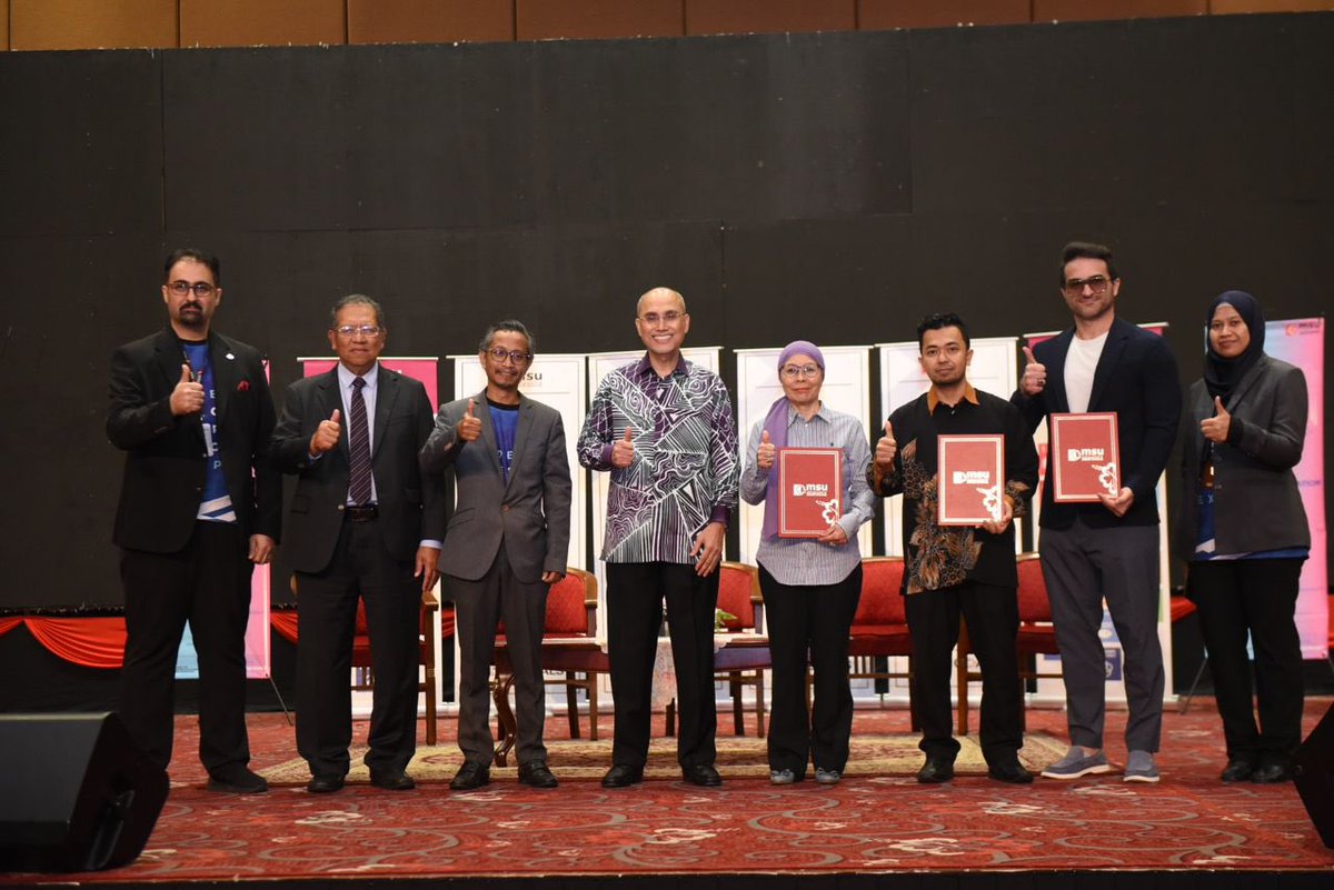 MohdShukriYajid's tweet photo. Witnessed the MOU exchanges between @MSUmalaysia and industry partners, in conjunction with MSU's #16thiReX. Sealing the collaborative efforts in learning experiences, research, and commercialization, among others. Thanks for the ongoing support. @msumalaysiaFISE #UIAP https://t.co/EudRqKmGu5