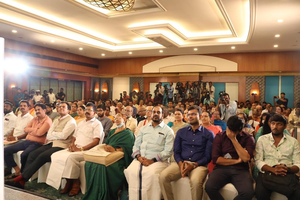 Tmt @nsitharaman addresses the audience at the launch of book ‘Maalyada: The Sacred Garland’, authored by Thiru Jeysundhar (@jeysundhar_d), in Chennai. Also present on the occasion are Hon’ble MP (RS) Thiru Ilaiyaraaja (@ilaiyaraaja) & noted illustrator Thiru Keshav (@keshav61).