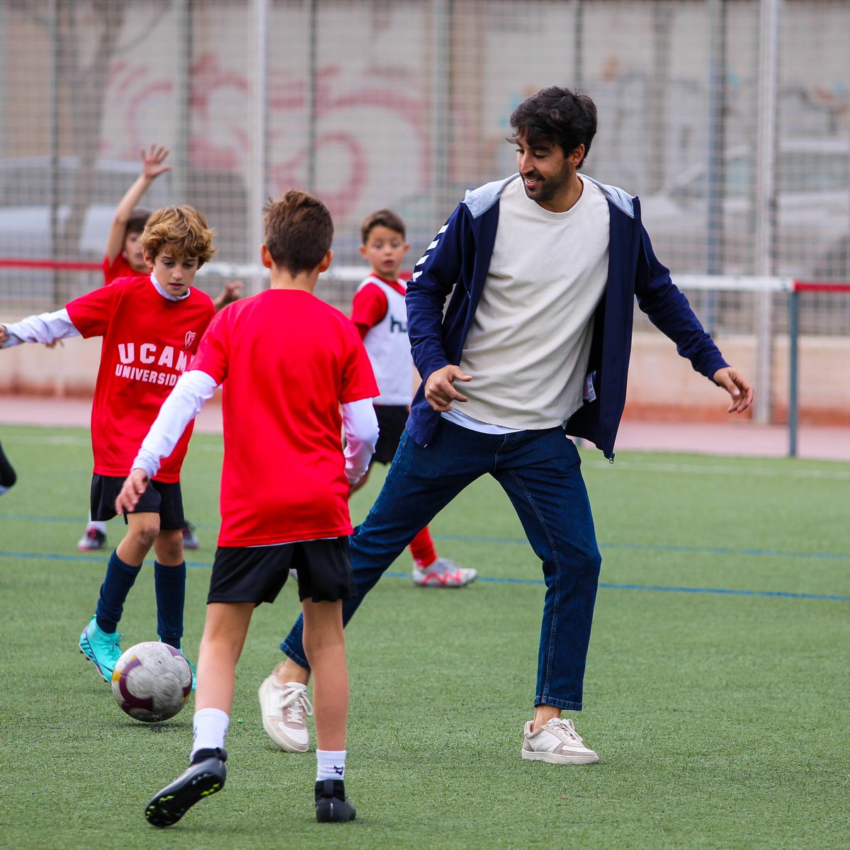 UCAMMurciaCF's tweet photo. 🎄 𝐈𝐈𝐈 𝐂𝐥𝐢́𝐧𝐢𝐜 𝐝𝐞 𝐍𝐚𝐯𝐢𝐝𝐚𝐝 𝐅-𝟖 𝐝𝐞𝐥 𝐔𝐂𝐀𝐌 𝐌𝐮𝐫𝐜𝐢𝐚 𝐂𝐅 𝐣𝐮𝐧𝐭𝐨 𝐚𝐥 @cfprogreso. 

🤩 Hoy @Ferpina10 y @jgarci_11 han visitado a nuestros pequeños. 

Los futbolistas del primer equipo han charlado con ellos, han participado en un partido y han firmado autógrafos. 

¡Gracias por vuestro cariño! 💙

📍Mpal. Santiago El Mayor.