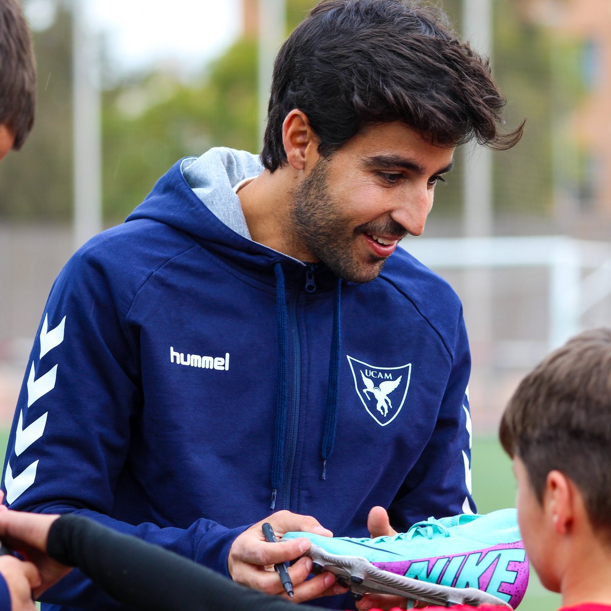 UCAMMurciaCF's tweet photo. 🎄 𝐈𝐈𝐈 𝐂𝐥𝐢́𝐧𝐢𝐜 𝐝𝐞 𝐍𝐚𝐯𝐢𝐝𝐚𝐝 𝐅-𝟖 𝐝𝐞𝐥 𝐔𝐂𝐀𝐌 𝐌𝐮𝐫𝐜𝐢𝐚 𝐂𝐅 𝐣𝐮𝐧𝐭𝐨 𝐚𝐥 @cfprogreso. 

🤩 Hoy @Ferpina10 y @jgarci_11 han visitado a nuestros pequeños. 

Los futbolistas del primer equipo han charlado con ellos, han participado en un partido y han firmado autógrafos. 

¡Gracias por vuestro cariño! 💙

📍Mpal. Santiago El Mayor.
