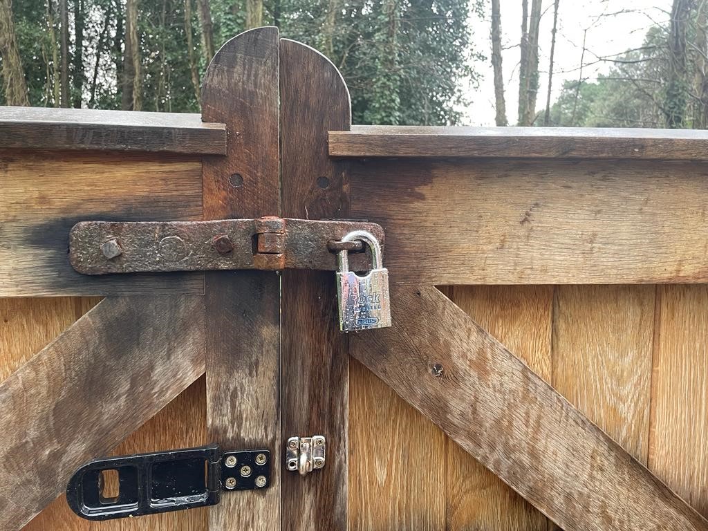 #ABUSSpotted! 👀 83 series Rock padlock protecting the perimeter gates and gardens of @NationalTrust #WightwickManor. Even raindrops 🌧add to beauty of this high security steel padlock.

Have you spotted an ABUS padlock recently? Let us know 👇
info@abus-uk.com