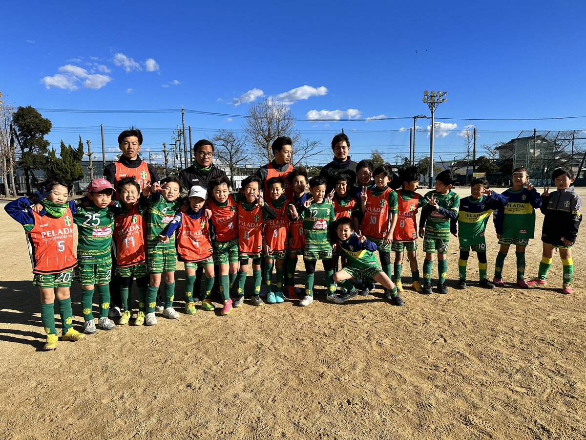 pelada_20's tweet photo. ペラーダジュニアーズ2024初蹴り⚽️
2人の現役プロサッカー選手が来てくれました〜！

今年もありがとうございます！

#大竹洋平　選手
@Yotake_19 
来季はアルビレックスシンガポール🇸🇬

#岡田翔平　選手
@Okasho19 https://t.co/bNRpDQGt61
