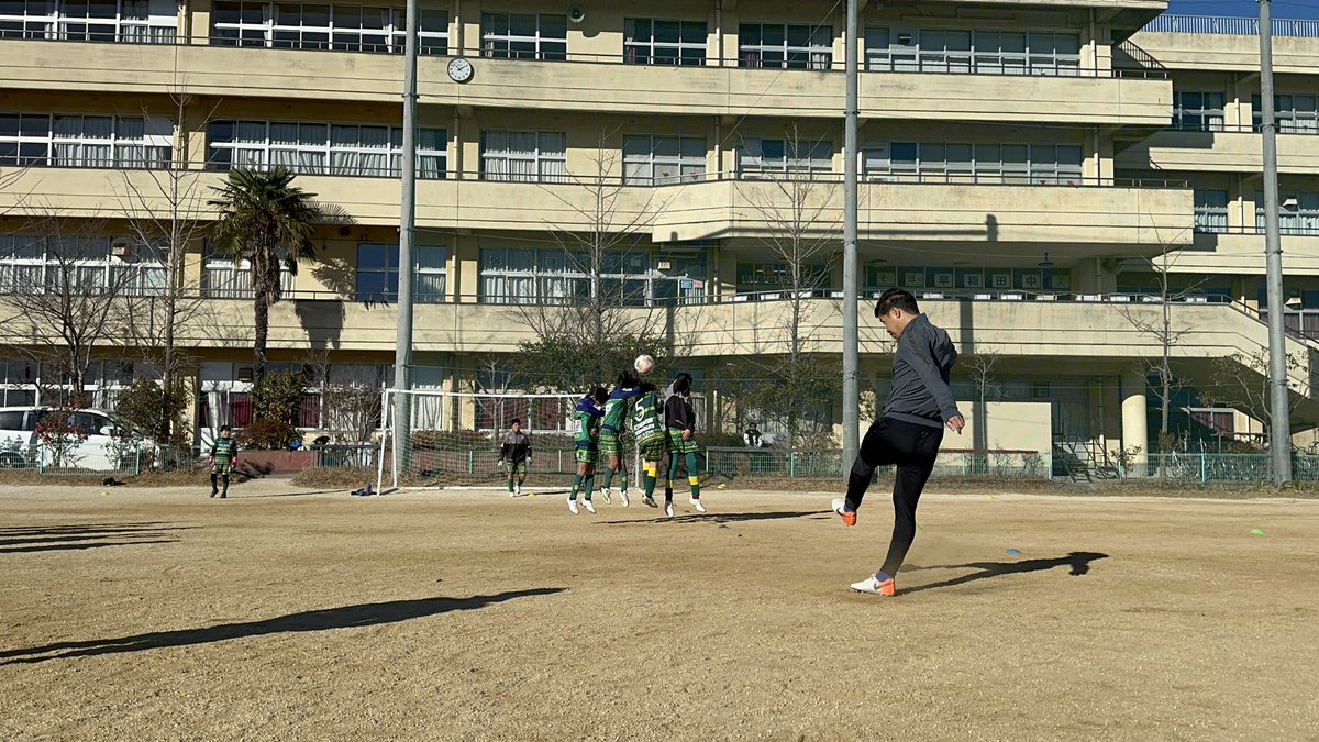 pelada_20's tweet photo. ペラーダジュニアーズ2024初蹴り⚽️
2人の現役プロサッカー選手が来てくれました〜！

今年もありがとうございます！

#大竹洋平　選手
@Yotake_19 
来季はアルビレックスシンガポール🇸🇬

#岡田翔平　選手
@Okasho19 https://t.co/bNRpDQGt61