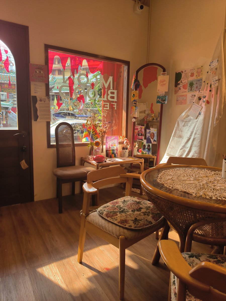 เฮ้อ ไม่นึกเลยว่าสถานที่สวยๆแบบนี้ต้องปิดตัวเร็ว แม่งเลย เพิ่งมีคนรู้จักเอง เศร้าว่ะ เอาไงดี ร้านเราแม่งสวยว่ะ 😭