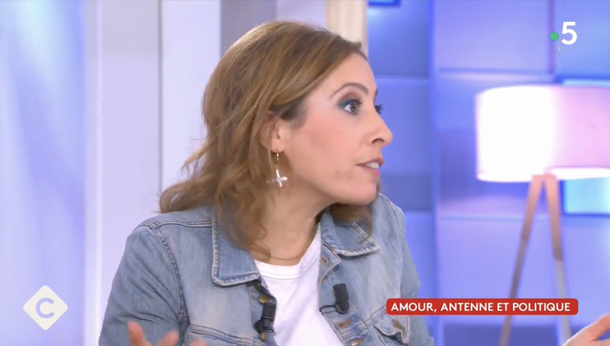 medias_citoyens's tweet photo. CONFORMISME ET FLAGORNERIES - Une émission assez surréaliste hier soir sur le plateau de C à vous (France 5) où Léa Salamé était l'invitée principale. La journaliste de France Inter et de France 2 a été accueillie telle la star qu'elle considère être : "Mes antennes" ou encore "mes équipes" répète-t-elle à l'envi comme si le service public audiovisuel lui appartenait (ce qui, malheureusement, n'est pas totalement faux). On pourra aussi s'interroger sur l'absence de questions dérangeantes, notamment autour des lignes éditoriales des programmes qu'elle anime, sur les sociétés de production et leur lien avec la présidence du groupe audiovisuel public ou encore sur les idéologies à l'oeuvre sur France Télévisions et Radio France. L'absence de Patrick Cohen sur le plateau dévoile une émission capable d'un  conformisme et d'une absence d'esprit critique inquiétants. En résumé, un entre soi de service public qui en dit long sur son fonctionnement clanique, sur les intouchables qui le composent.

 @servicePresseF5  @BabethLemoine