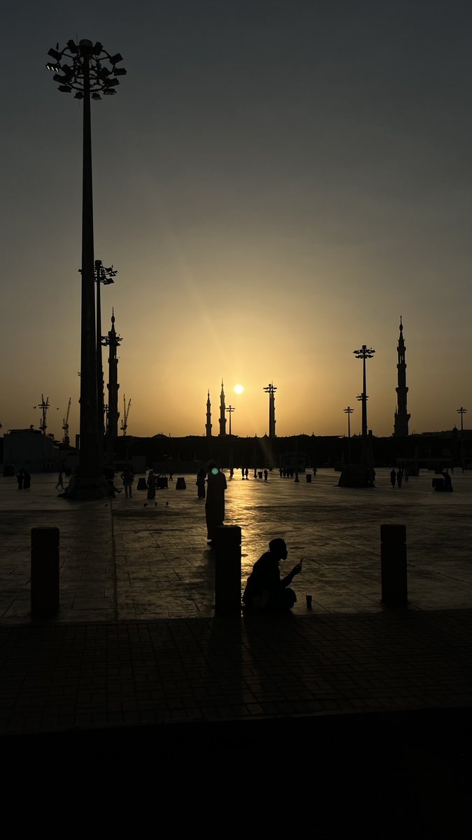 akr_tkn's tweet photo. les couchers de soleil à Medine sont sereins https://t.co/TQUUZePh5q