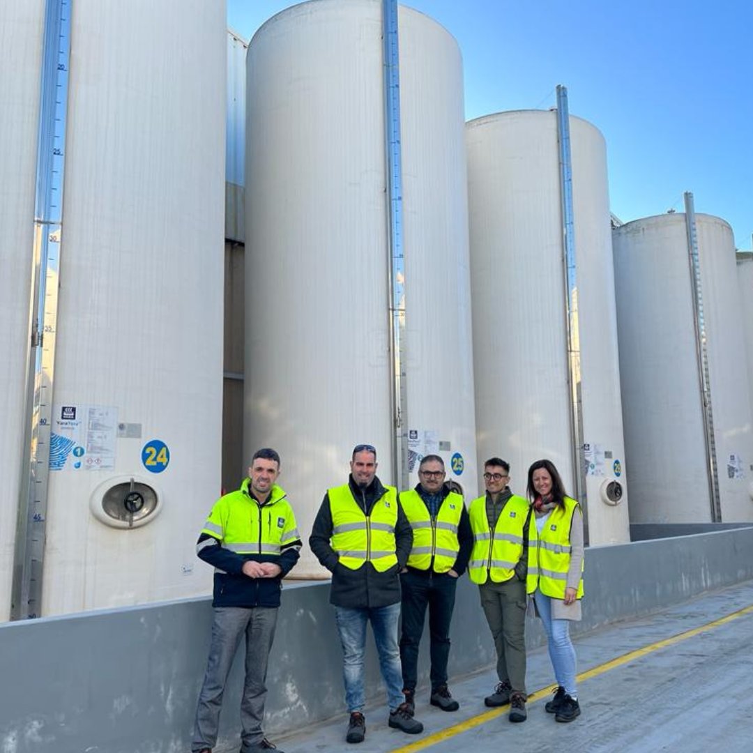 YaraIberian's tweet photo. 🚜 El #campo no entiende de festivos ni vacaciones.  

📌 Interesante jornada con nuestros amigos de @Prodelesa y #HortícolasMorán, con visita a nuestra planta de #Almería y a #invernaderos de tomate.  

📸 Ana Gómez.  

#Agricultura #KnowledgeGrows https://t.co/fLaxCKUbAy