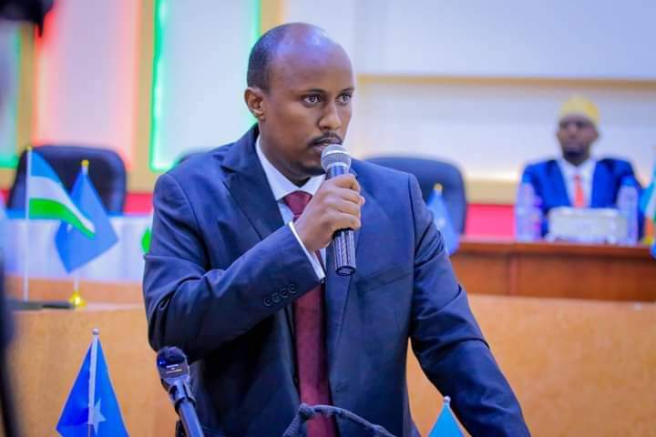 DEGDEG: Cabdirisaaq Axmed Siciid ayaa noqday Guddoomiyaha cudub ee Baarlamanka #Puntland, ka dib markii ay u tanaasuleen musharrixiintii ula gudbay wareegga labaad ee Mursal iyo Gabyow.

Cabdirisaaq wuxuu soo noqday Guddoomiyaha doorashooyinka qof iyo cod ee Puntland.