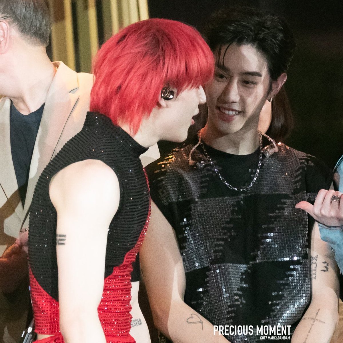 น้องแบมเขามีเขินบ้างปะเวลาม้าคมองแบบนี้อะ หรือว่าไม่เขินเพราะไม่เห็น แต่นี่ว่าเห็นแต่ซึนไม่มองเพราะกลัวเขินมากกว่าเดิม 55555555