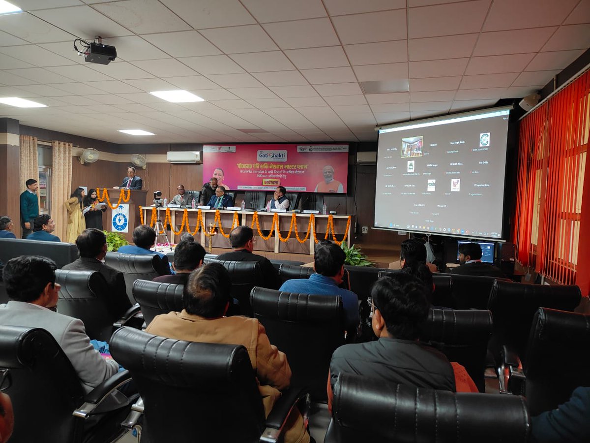 Shri Vinod Kumar Verma, Deputy Director General, DPIIT, MoCI delivered an enlightening note on the key usage of technologies and their accomplishments during the knowledge session of PM Gati Shakti NMP Workshop being held today at RSAC-UP, Lucknow. #PMGatiShakti #Infrastructure