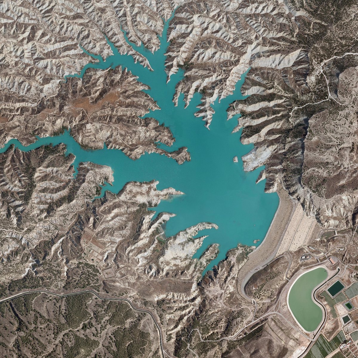 IGNSpain's tweet image. 📷 ¿Sabes cuál es el #embalse que aparece en esta imagen? 🤔

➡️ En nuestra #Fototeca Digital puedes consultar este vuelo, así como otros más y solicitar certificados de #fotogramas🛩️
👉 mtr.cool/jsfjmnsjlw

🙋 ¡Esperamos tu respuesta!💬

#IGNSpain #CNIG @transportesgob #PNOA