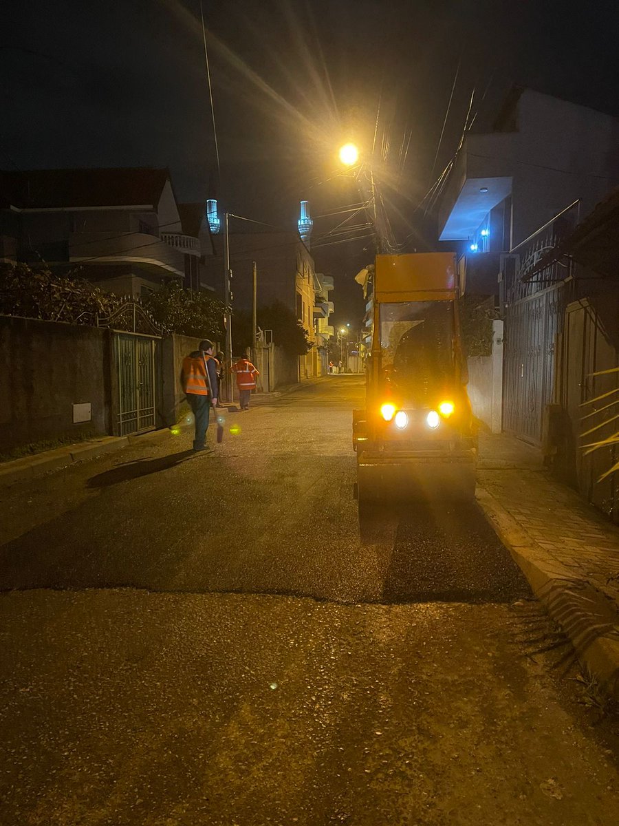erindibejko's tweet photo. 🛣E nisëm vitin me punë intensive, teksa po kujdesemi për mirëmbajtjen e infrastrukturës rrugore kudo në qytet.👷‍♂️🚧Ekipi u kujdes për riparimin e shtresave asfaltike në disa segmente:
📍Rruga “Violeta Manushi"
📍Rruga “Albanopoli”,
📍Kryqëzimi i “Don Bosko https://t.co/NkJLqlvc4t