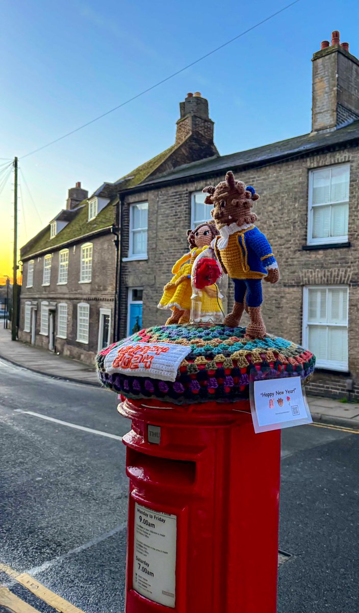 Look at this amazing work by the #SecretYarnBomber in Ely, Cambridgeshire!
Absolutely love it 😍😍😍 #PostboxTopper #Yarnbombing #BeautyAndTheBeast  @SpottedInEly