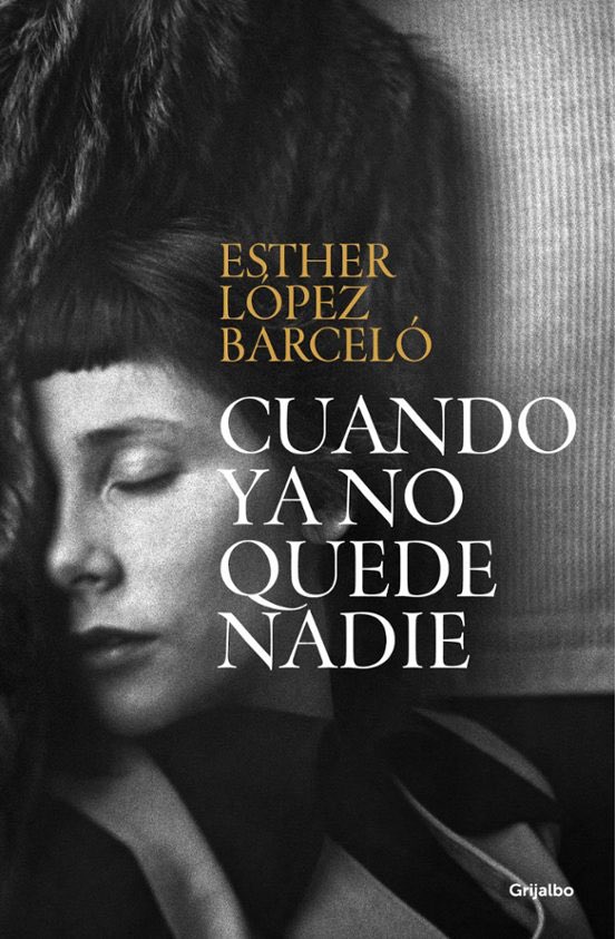 Vente conmigo que te voy a recomendar unos cuantos libros para regalar. 
Empiezo por mi gran descubrimiento este año.  Esther ha impregnado sus  páginas de todo lo que sabe, que es muchísimo, y lo ha hecho con una delicadeza que no olvidarás. Un libro que se disfruta página a