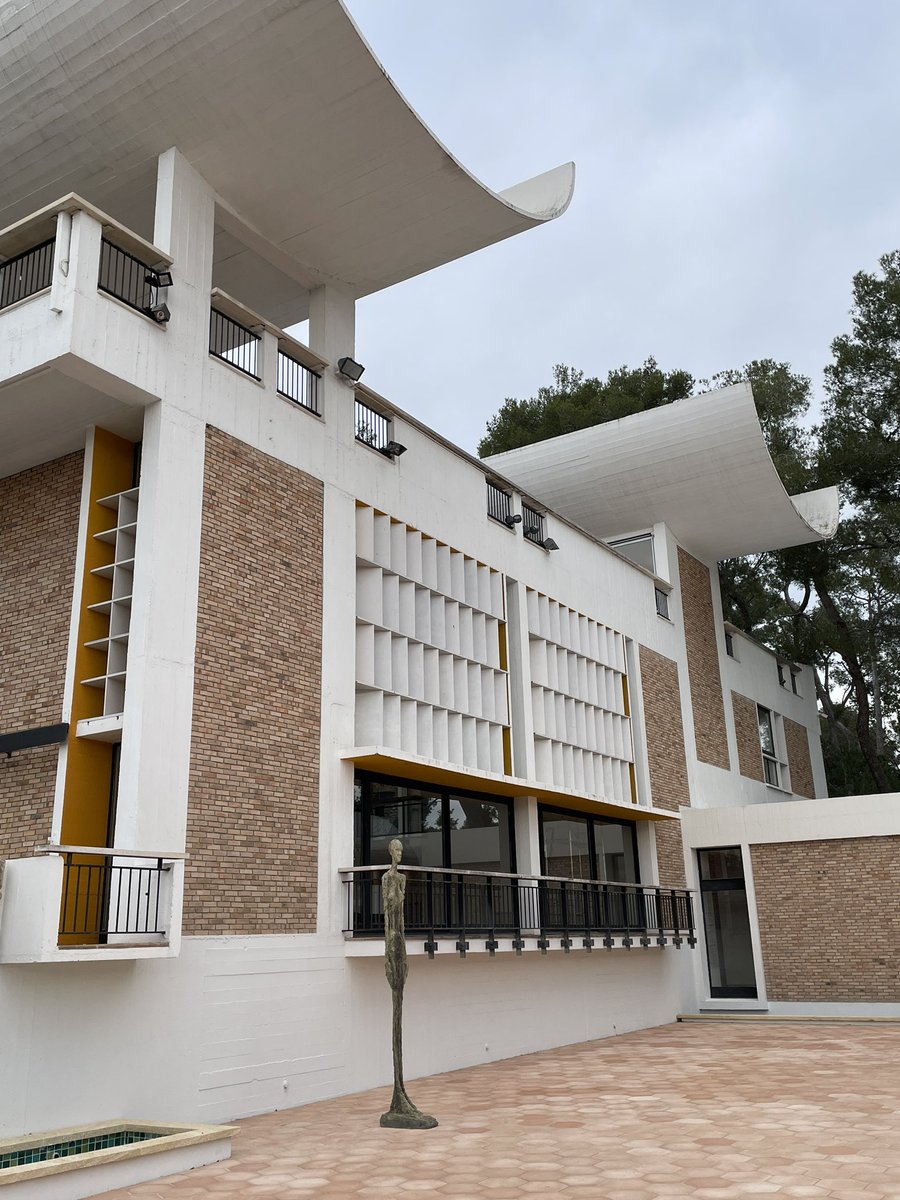 Albert_Bestard's tweet photo. Magnífica visita a la Fundació Maeght, amb obres d’art modern espectaculars en un elegantíssim edifici de Sert.

Imperdonable error en la disposició de les peces en aquesta obra representant un joc d’escacs, però. Vaig avisar-los, espero que ho corregeixin aviat, fa mal als ulls. https://t.co/Upw7IB7Vw4