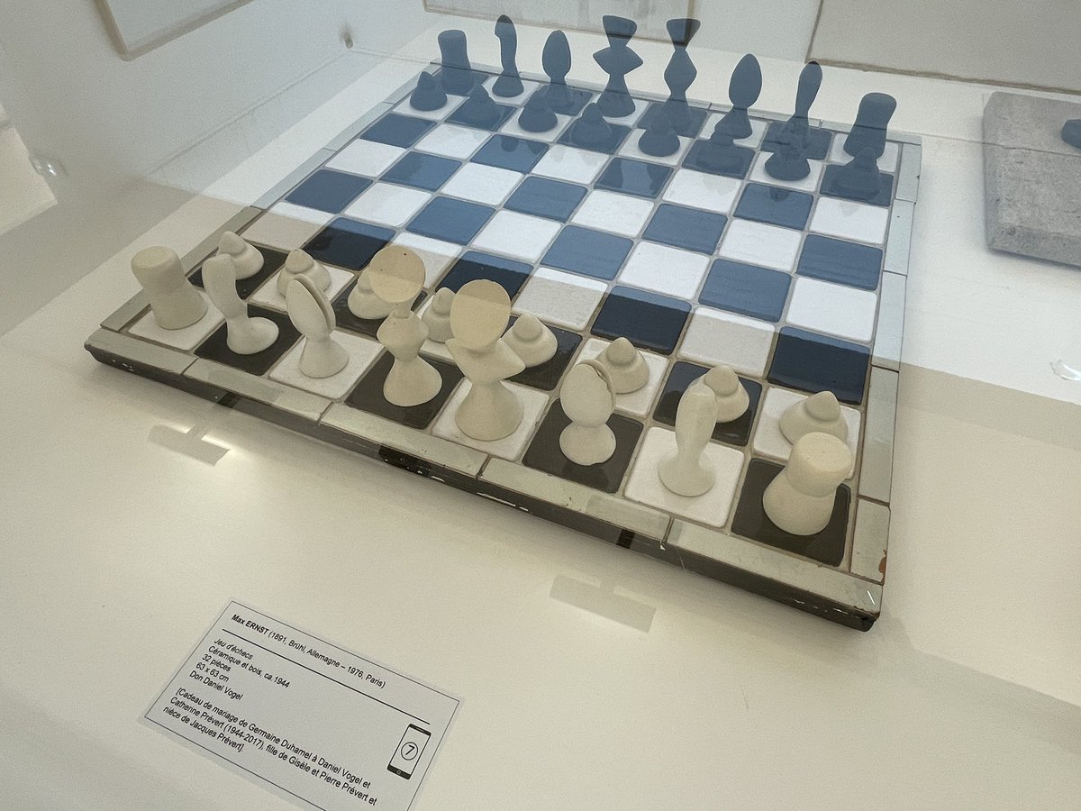 Albert_Bestard's tweet photo. Magnífica visita a la Fundació Maeght, amb obres d’art modern espectaculars en un elegantíssim edifici de Sert.

Imperdonable error en la disposició de les peces en aquesta obra representant un joc d’escacs, però. Vaig avisar-los, espero que ho corregeixin aviat, fa mal als ulls. https://t.co/Upw7IB7Vw4