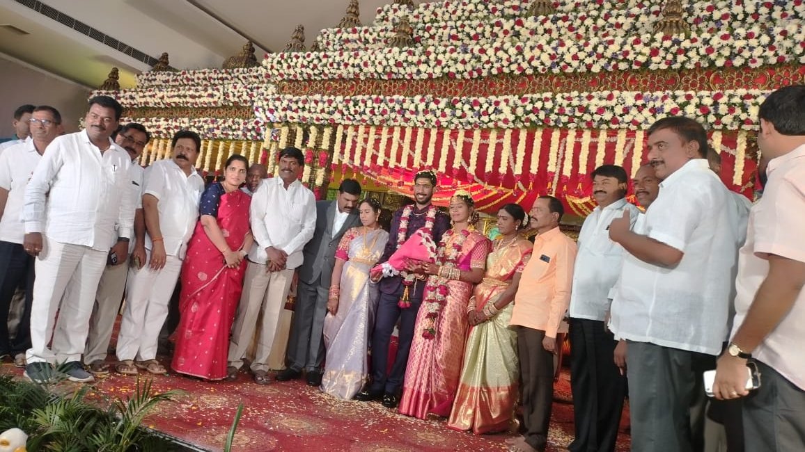 PSRNSPT's tweet photo. వరంగల్ జిల్లా గీసుకొండ మండలంలోని PDR గార్డెన్స్ నందు జరిగిన దుగ్గొండి మండల బిఆర్ఎస్ పార్టీ నాయకులు "శ్రీమతి/శ్రీ. వంగేటి నాగమణి-అశోక్ కుమార్" గార్ల కుమారుడు "నిఖిల్ కుమార్-దీక్ష" ల వివాహ వేడుకకు హాజరై నూతన వధూవరులను ఆశీర్వదించడం జరిగింది.
#narsametBRS https://t.co/F0YKRMCVNG