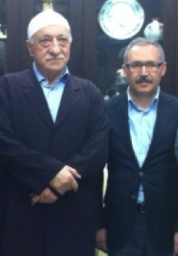 12numaraorg's tweet photo. Her dönemin kullanışlı sözde gazetecisi Abdulkadir Selvi'ye sorular... @abdulkdir_selvi 

1- FETÖ elebaşı ile hala irtibatınız var mı?

2- FETÖ'nün en güçlü anlarında onu yakınında ziyaret eden siz, düşkün ve hasta yatağında iken ziyaret etmeyi ya da mesaj göndermeyi düşünmüş müdür?

3- FETÖ elebaşı ile bu kadar rahat görüşebilen bir gazeteci olarak, daha önce ifadeye çağrıldınız mı?

4- FETÖ elebaşı ile hazır ol şekilde poz veren bir gazeteci olarak, ByLock başta olmak üzere FETÖ soruşturması geçirdiniz mi?

5- FETÖ'ye ilgi duyan, Bank Asya'ya para yatıran, ByLock yükleyenlerin ve diğer sempatizanların hapse atıldığı bu dönemde; bu pozu verebilmiş bir gazeteci olarak @Hurriyet'te görev almayı, soruşturma geçirmeden gazetecilik yapmayı nasıl başarıyorsunuz?

6- FETÖ elebaşı ile yan yana hazır ol şekilde poz veren siz, hangi sıfatla ve cüretle Fenerbahçe ve Galatasaray kulübü başkanlarını organize hareket etmekle itham ediyorsunuz?

7- Terör örgütü lideri ile poz verip, FETÖ'nün en güçlü olduğu dönemlerde haberlere imza atan siz; hangi sıfatla ve cüretle Türkiye'ye yönelik komplo teorileri üretiyorsunuz?

İnsanda utanma olur, haya olur, namus olur! 

İktidara şirin gözükmek adına, yalan algılar üzerinden, kendinizi de namuslu gibi gösterip camiaları suçlamanız tarihi bir ironidir...

Başkanımız Ali Koç'u size yedirmeyiz. 

Yanında hazır olda durduğun kahpe FETÖ elebaşı ve militanlarına nasıl ders verdiysek; kulübümüze ve başkanımıza dil uzatanlara da ders vermeye devam edeceğiz.

Haddinizi ve yerinizi bilin artık. @abdulkdir_selvi
