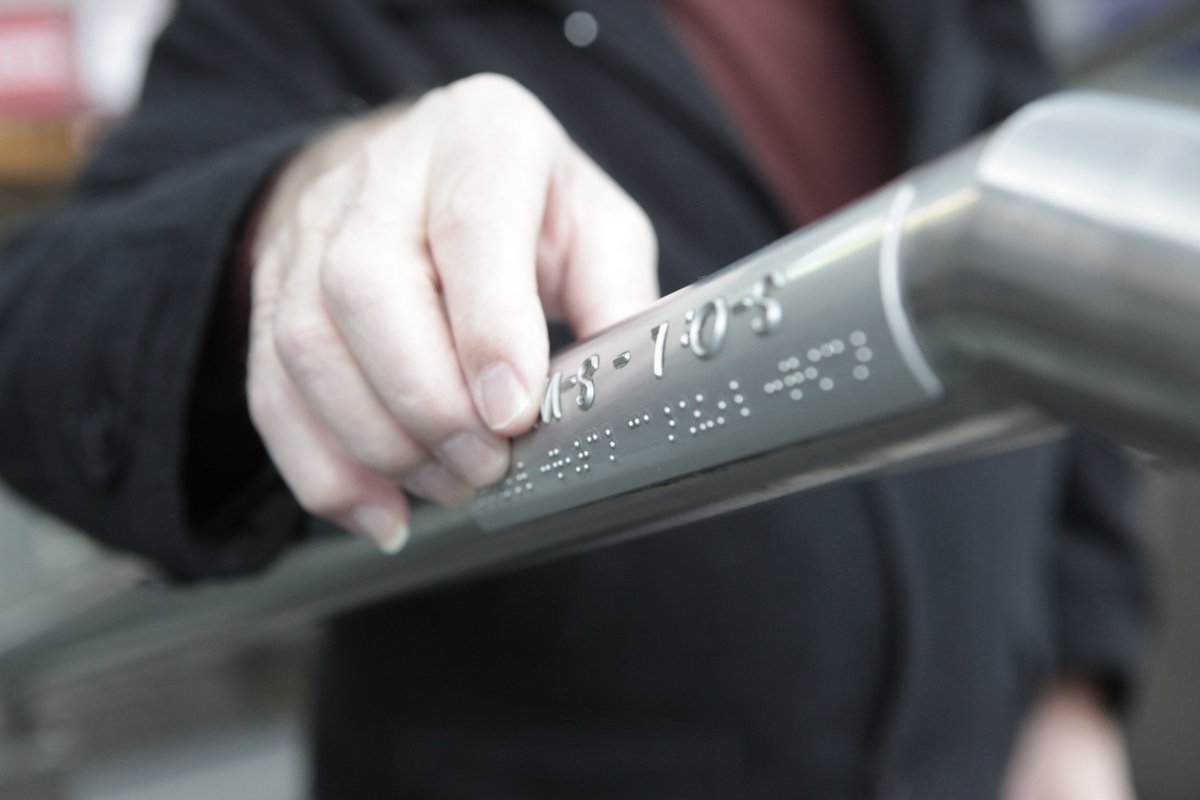 Zum heutigen #Weltbrailletag erinnern wir an Louis #Braille. 
Die von ihm erfundene und nach ihm benannte #Brailleschrift ist noch heute aktuell. Sie unterstützt blinden Menschen die Orientierung und die Arbeit am Computer. 
Fotos: DBSV/Lautenschläger+Friese