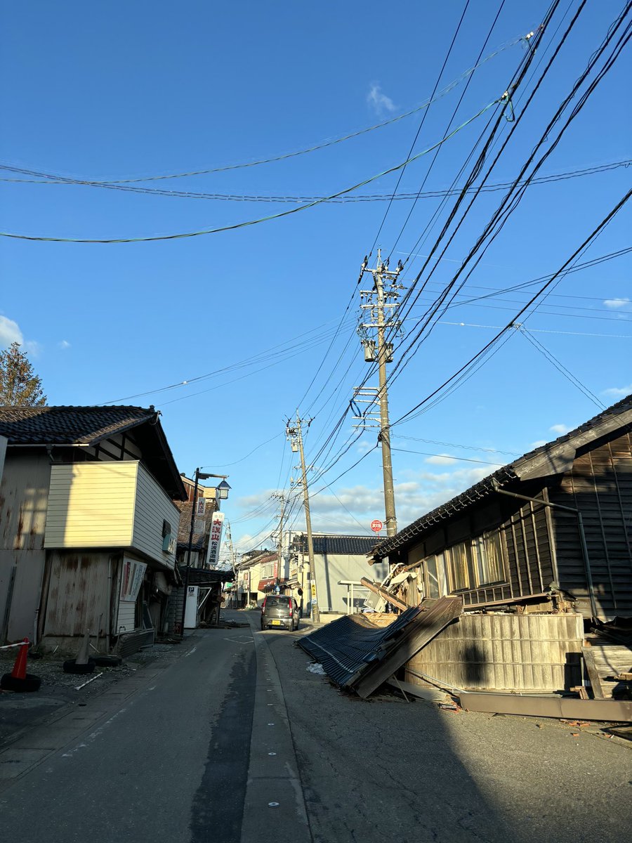 i_meeeen's tweet photo. 今日は用事があって松波の方に行ってきました
松波の方は｢白丸が津波酷かったらしい｣と言う情報しかありませんでしたが、
建物の倒壊、生き埋め、津波による被害、火事(20棟程)
と、珠洲と変わらない酷い状態でした
 #令和6年能登半島地震  #津波  #地震  #被害  #緊急支援募金  #拡散希望 https://t.co/Y0S0I4mVao