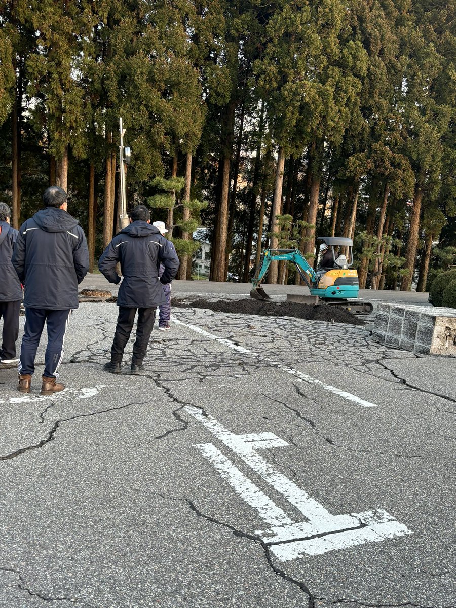 i_meeeen's tweet photo. この様にして皆様の協力のおかげで通れる道も増えているようです
ですが、まだまだ危険な道が多いのでお気をつけください
 #令和6年能登半島地震  #津波  #地震  #被害  #緊急支援募金  #拡散希望 https://t.co/ssRlaPQje5