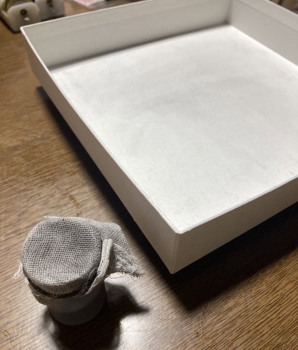そして、磁場の実験を見せてもらったり、そこに使われてる箱がねんりん屋の箱と知ったり。
(私が好きでたびたび買って帰るねんりん家のバームクーヘンであったが、そんな再利用がされていたとは)