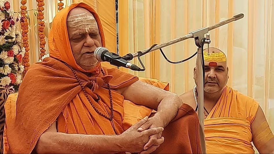 'पीएम प्राण प्रतिष्ठा करेंगे तो मैं वहां ताली बजाऊंगा क्या...?'  

'मोदी जी लोकार्पण करेंगे, मूर्ति का स्पर्श करेंगे तो मैं वहां तालियां बजाकर जय-जयकार करूंगा क्या? मेरे पद की भी मर्यादा है. राम मंदिर में मूर्ति की प्राण प्रतिष्ठा शास्त्रों के अनुसार होनी चाहिए, ऐसे आयोजन में मैं