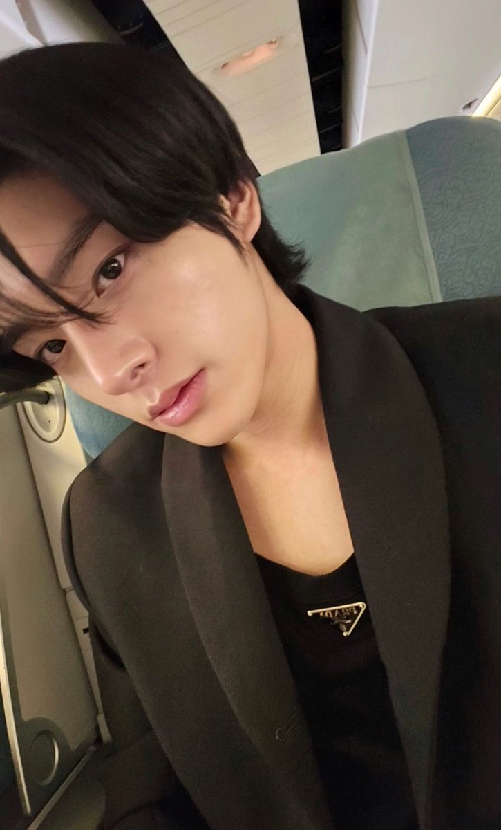 jaeyuniquexx's tweet photo. The love of Indonesian Engenes for Jake is expressed in a wide range of ways. They are active on social media, showing their affection for Jake through interesting remarks, fan edits, and dedicated fan accounts that praise his ability, charisma, and contributions to Enhypen. https://t.co/gN2c3pg6CU