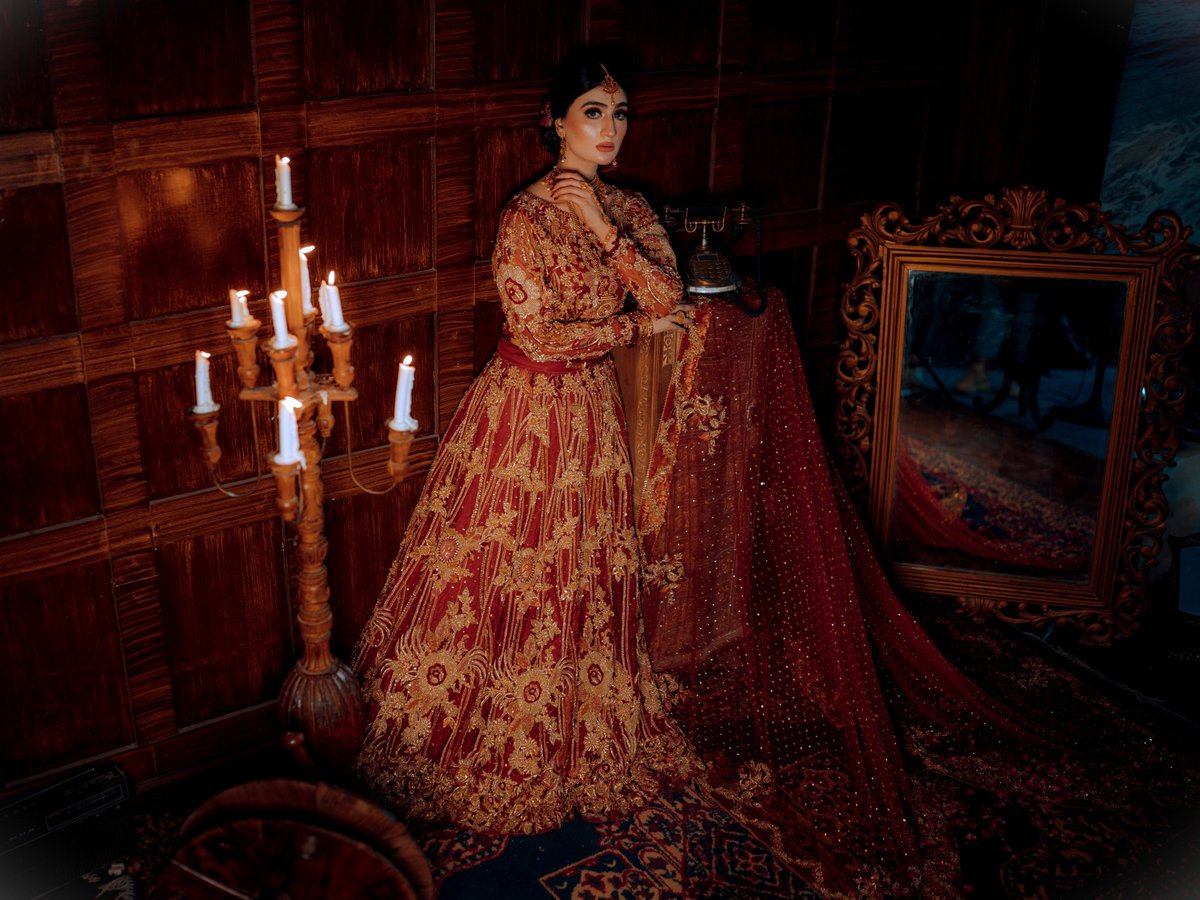 Ameer Begum from 'Sunhray Din' redefining elegance, Royal essence and embracing tradition in this timeless masterpiece handcrafted with the most regal detail. #pakistanibridals #luxurywear #pakistanibridaldresses #charkhashahi
#Islamabad