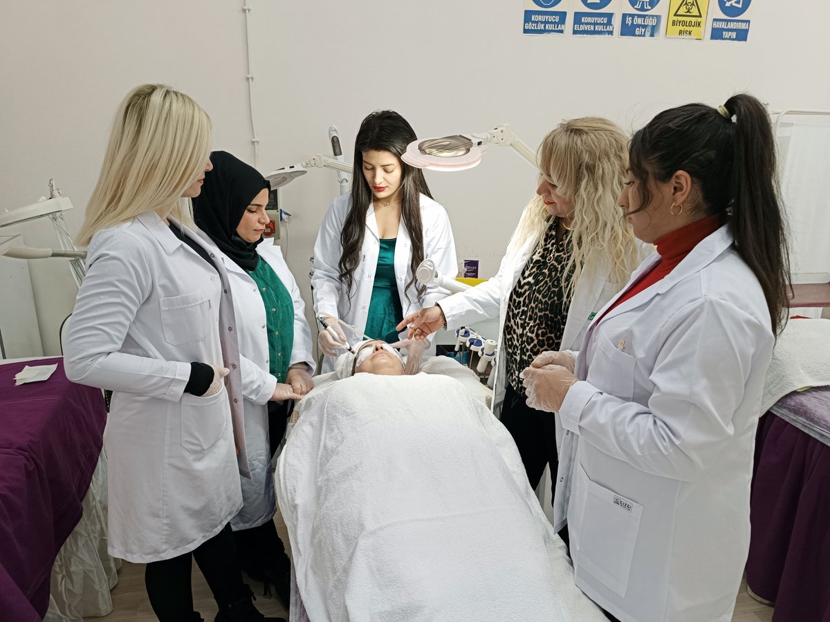 dbbdismek's tweet photo. #DİSMEK Kursiyerlerimizle “Cilt Bakım Teknikleri” uygulamasındayız.

Alanında uzman eğitmenlerimizle kursiyerlerimizi yetiştiriyor, onlarla gelişiyoruz.🎙🪡💇♀

Detaylı bilgi için🌐https://t.co/t7cFw0sin2 web sayfamızı ya da kurs merkezlerimizi birebir ziyaret edebilirsiniz. https://t.co/EDq1RP5XsG