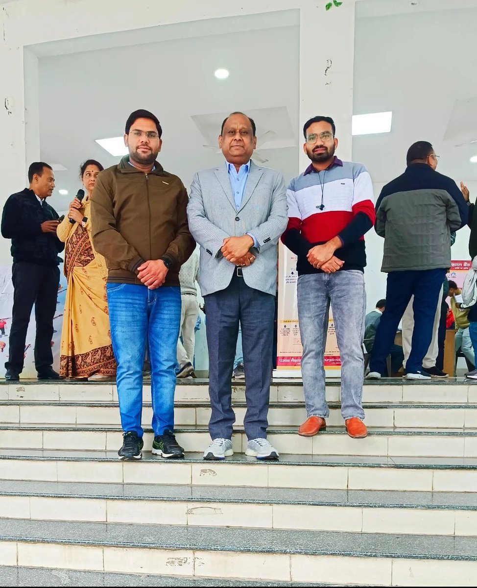 आज भोपाल में VCI अध्यक्ष डॉ. उमेश शर्मा सर से मुलाकात हुई। इस दौरान सर को राजस्थान पशु चिकित्सकों से जुड़ी विभिन्न समस्याओं के बारे में अवगत करवाया। सर ने समस्याओं को जल्द संज्ञान में लेकर कार्यवाही करने का आश्वासन दिया।
<a href="/presidentVCI/">Dr. Umesh C Sharma</a>