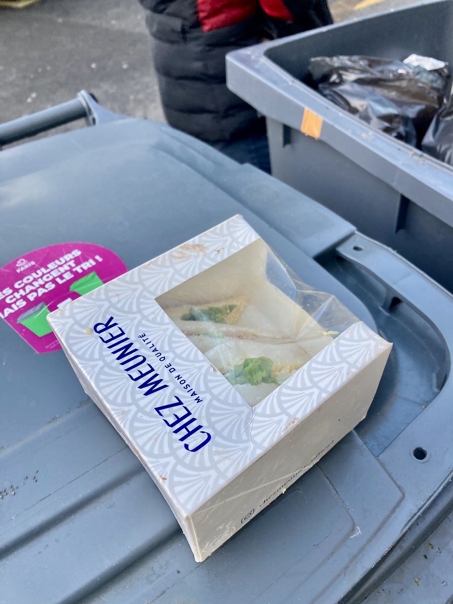 Edifiant, des gens comme vous et moi qui font les poubelles, je m’approche, ces dames qui pourraient être nos mères où grands-mères me disent qu’il y a «de beaux sandwichs» laissés par la boulangerie. Date limite 4 janvier  #Pauvreté #gaspillage #Nutrition #Paris #Inflation