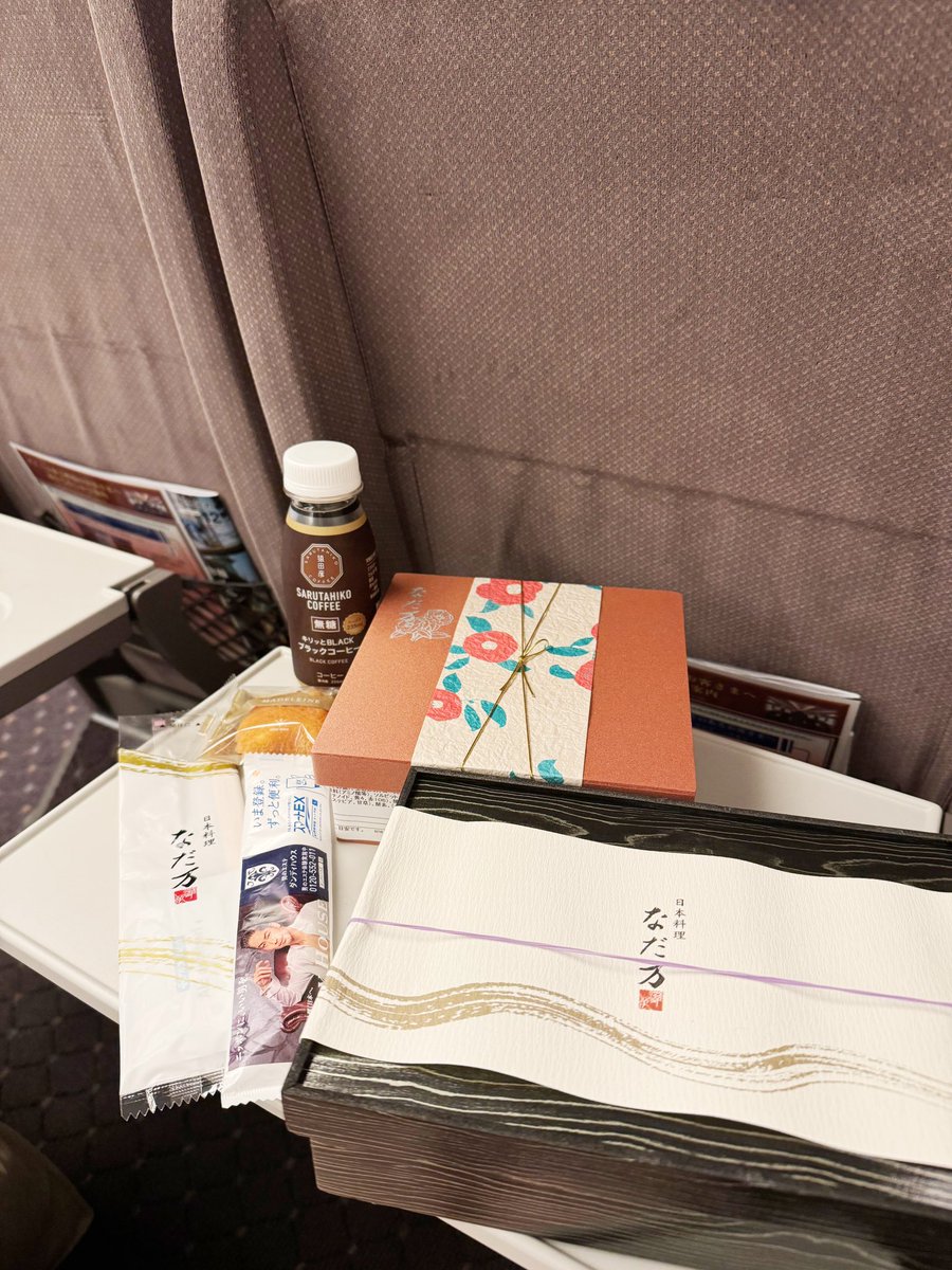 iriserose7's tweet photo. 新幹線の車内で、なだ万の季節限定お弁当を食べました🍱ジャケットは、foxey✨
#新幹線
#なだ万
#限定
#弁当
#foxey https://t.co/5QxFdDZ1f9