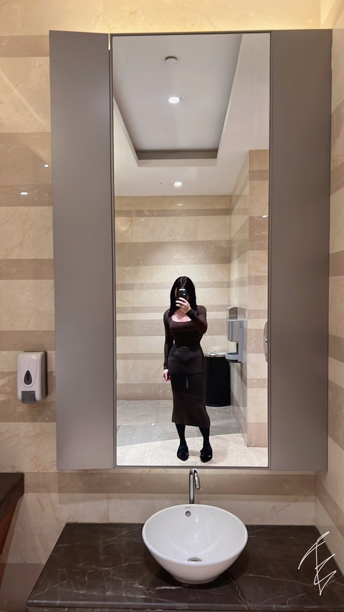我自己都不相信我长这样，美颜相机看看就好，不过这个裙子该光腿穿才好看，美美的一天，开心 https://t.co/Nwaj5iUlZu