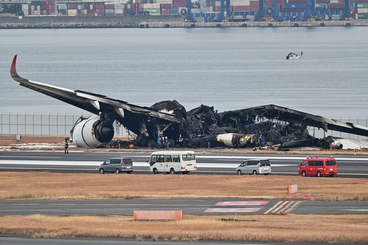 FalkonIndo's tweet photo. Penyebab Japan Airlines Tabrakan dan Terbakar Akhirnya Terungkap https://t.co/Oupxa1fnKX #JapanAirlines #JapanAirlinesterbakar #PenyebabJapanAirlinesterbakar https://t.co/mDTuZR5ZIZ