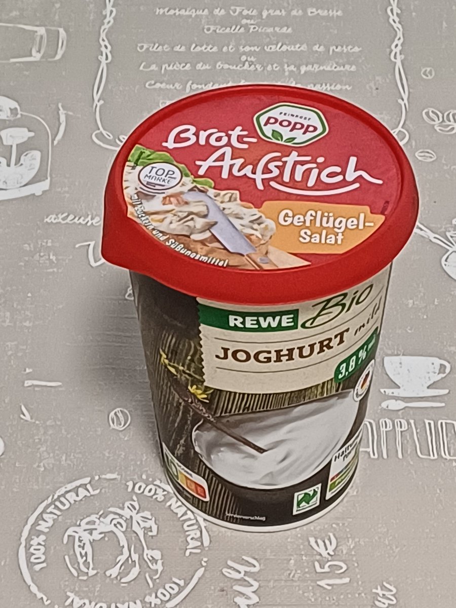 OrthoDel's tweet photo. Wusstet ihr eigentlich, dass die Deckel dieser Salatdosen sehr gut auf die großen Becher für Joghurt oder Buttermilch passen? https://t.co/obYUOk0KT6