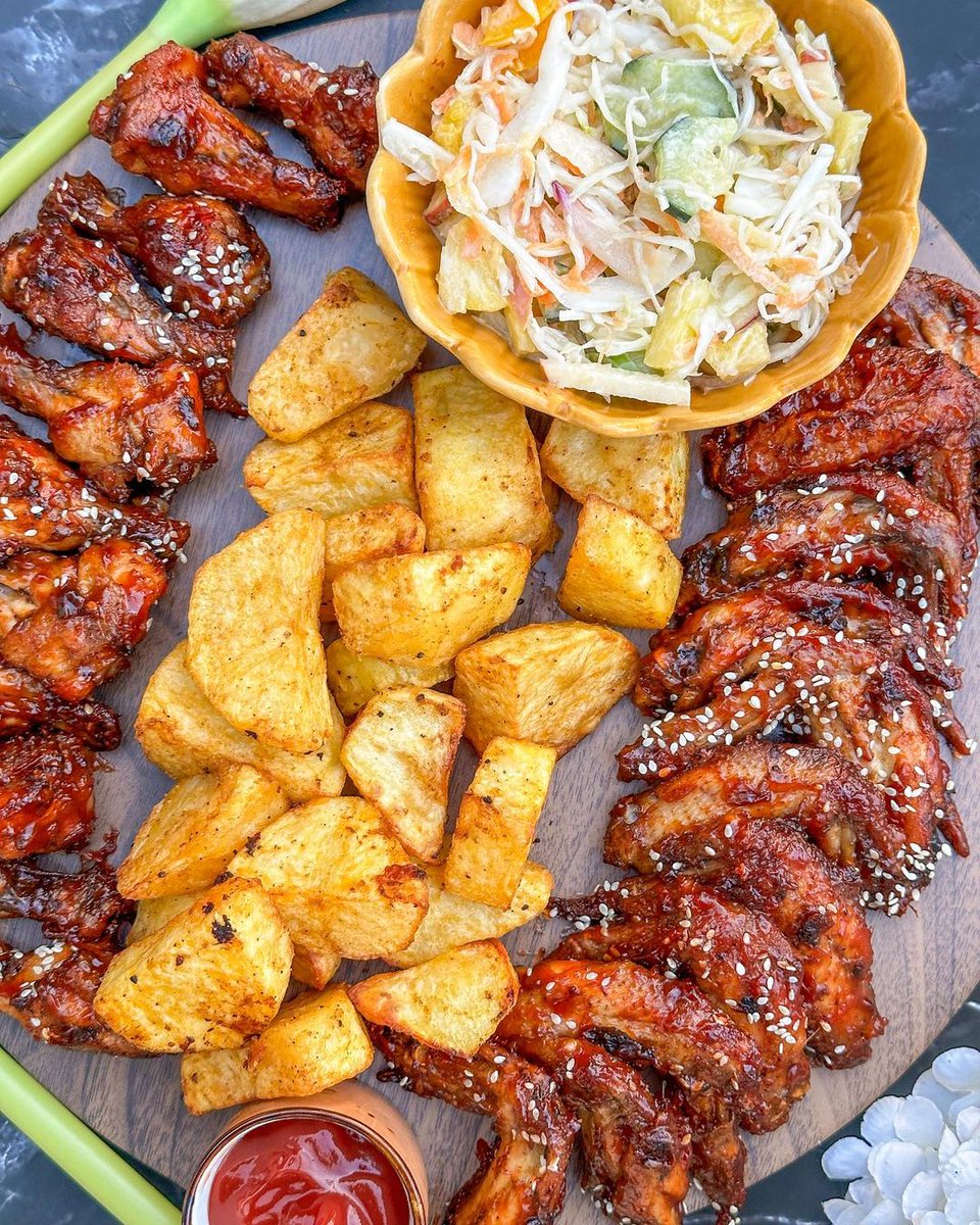 Se7enColourz's tweet photo. Light snack platter🤣

📷: pretty_basic_kitchen #wings #potatowedges #foodie #xfood https://t.co/rv3vOHYa3C