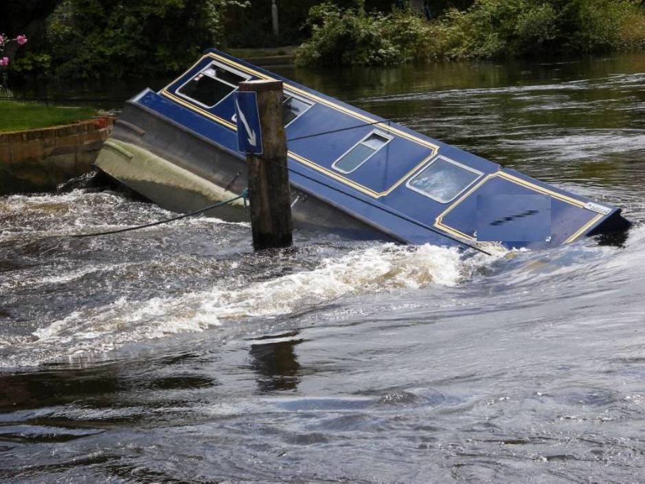 Boaters, an increased number of boats have come adrift. This can impact you with the loss of your boat and could cause flood risk if a boat blocks a weir. If safe, please check your mooring. If your boat comes adrift report it to us 24/7 on 0800 807060. #RespectTheWater