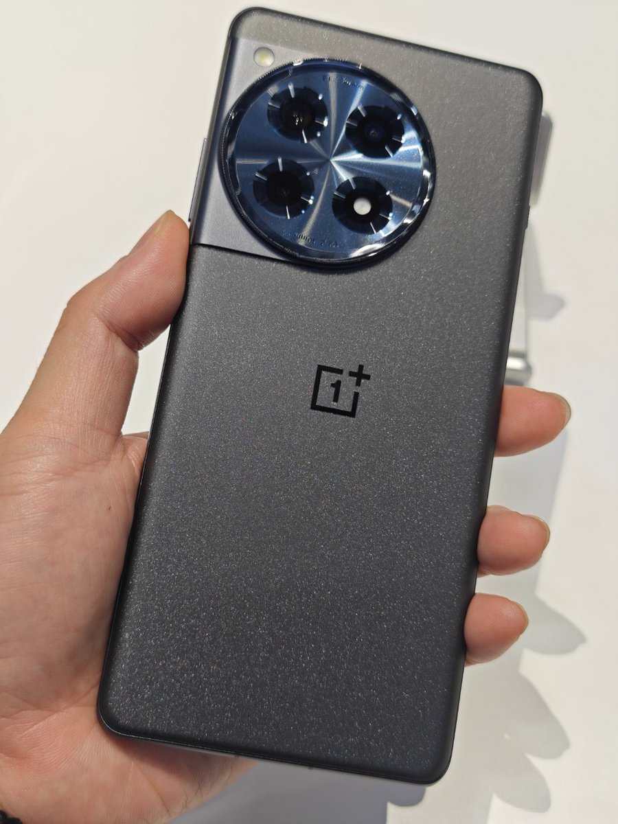 OnePlusClub's tweet photo. OnePlus 12R / Ace 3 launched in China!

• 6.78" 1.5K BOE X1 OLED Display, 8T LTPO 1~120Hz
• 4500nits Peak brightness 
• Snapdragon 8 Gen 2
• LPDDR5X RAM | UFS 4.0 Storage
• 50MP (IMX 890) OIS Main + 8MP UW + 2MP Cam 
• 16MP Front camera 
• 5500mAh Battery
• 100W SUPERVOOC charging 
• SuperVooc S Power Chip
• 8.8mm Thickness
• 207g Weight
• X-Axis linear vibration motor
• WiFi 7, BT 5.3
• NFC, IR Control
• Super linear Dual Stereo speakers
• In-Display Ultra Thin Finger Scanner 
• Alert Slider
• 9140mm² Ultra Large VC Cooling System
• PixelWorks X7 Independent Graphics Chip 
• Sand Gold, Moon Sea Blue and Star Black color variants 

💰 Starts at ¥2599 ~ ₹30500/$366 for 12GB+256GB variant

#OnePlus #OnePlus12R #OmePlusAce3