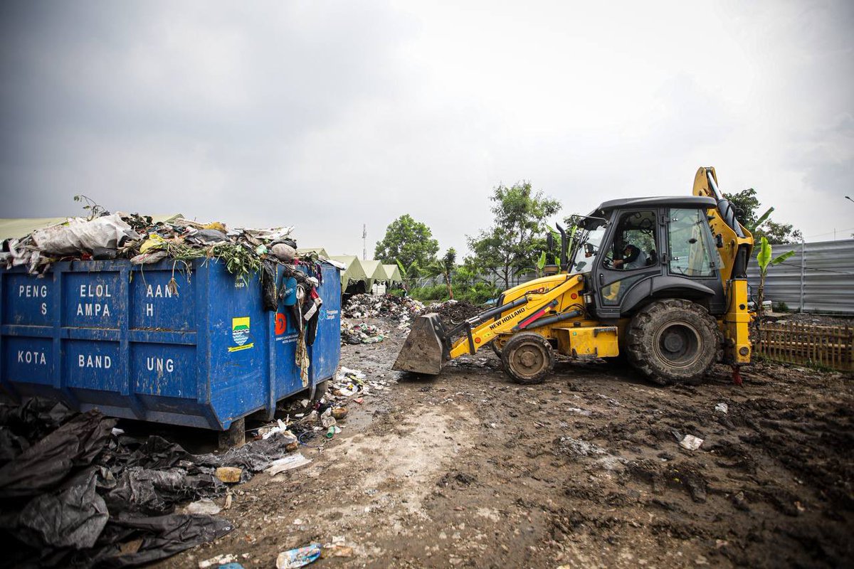 Selanjutnya, Pemkot Bandung juga mendorong Asosiasi Kafe dan Resto (AKAR) dan Perhimpunan Hotel dan Restoran Indonesia (PHRI) Kota Bandung agar mengarahkan restoran-restoran Kota Bandung mendistribusikan sampah organik ke TPST Gedebage.