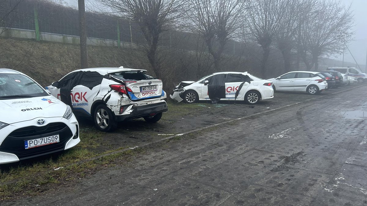 Moto3m_pl's tweet photo. 11 składowanych samochodów Panek Car Sharing w Gdańsku zostało uszkodzonych przez wandala. To pokłosie przeszkadzającego mieszkańcom parkowania tych samochodów na osiedlowym parkingu na Matarni. 

Więcej o tym piszemy dzisiaj na https://t.co/XCRxPmUU7i https://t.co/dqu91o6EN0