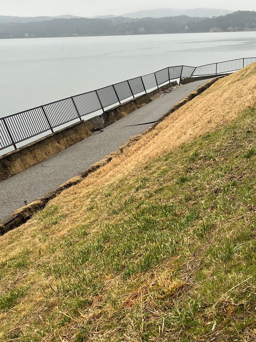 IshikawaYSF's tweet photo. 令和6年能登半島地震を受けて

いま、ワン・オールにできることは、能登半島の現状を皆さまにお伝えすることかと思い、現地から届きました写真や動画を、随時投稿していきたいと思います。

写真は、和倉ユースサッカー大会でも使用している、和倉温泉運動公園多目的グラウンドの現状です。 https://t.co/eFAfAr9FQX