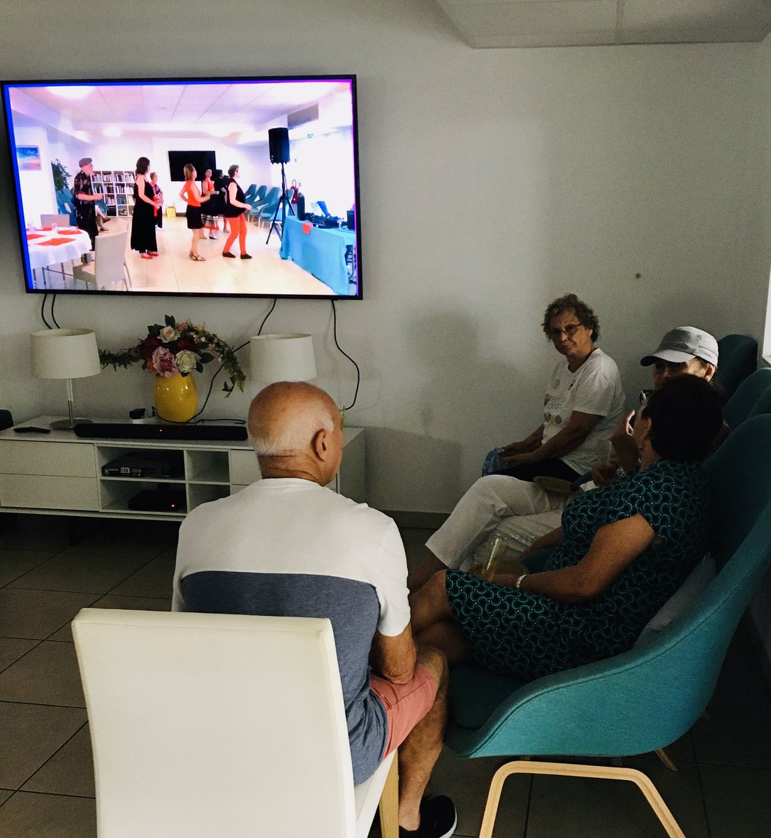 #BnneAnnée2024 ! Les #Résidents se sont retrouvés au #SalonClub pour échanger leurs #voeux autour d’un #apéritif. Nous ne ratons jamais une occasion de #célébrer la #convivialité chez <a href="/senioriales/">Senioriales</a> . #Team974 #NouvelAn #BienVieillir