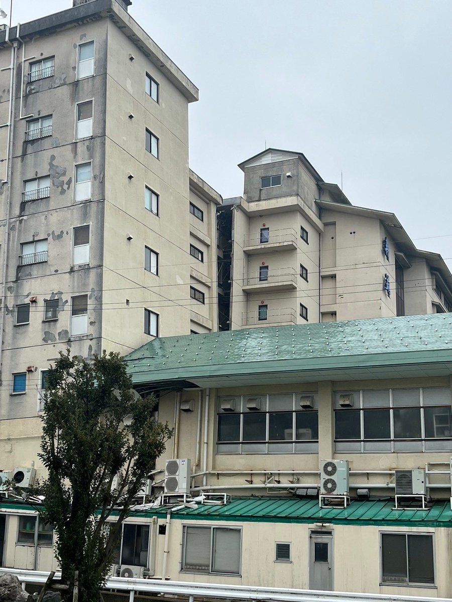 IshikawaYSF's tweet photo. 和倉温泉街の旅館は、壊滅的な被害を受けております。

営業再開のめども立たず、自力での復帰が難しい現状です。

温泉街の復活には金銭的な支援が必要です。
ぜひ、各種義援金にてご支援頂けると幸いです。 https://t.co/4ziSZVJwK7