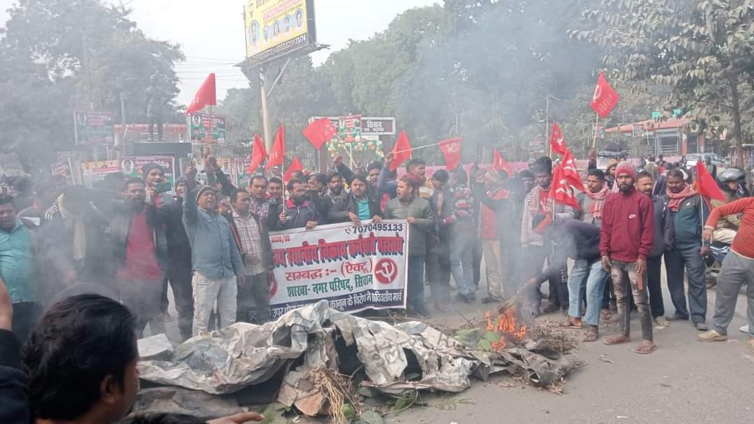 dhirendra_ml's tweet photo. जहां आंदोलन है वहां भाकपा माले है!#ड्राइवर_आंदोलन के समर्थन में सिवान के #ऐक्टू से जुड़े मजदूर! https://t.co/jr6HJ7FsGi